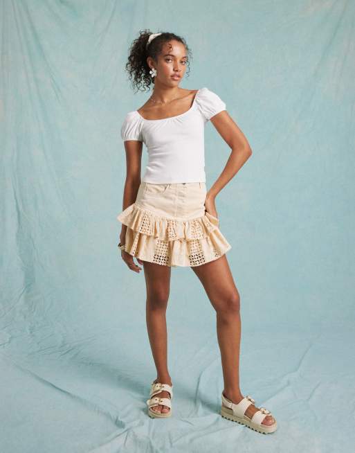 Miss Selfridge - Minigonna in denim écru con pizzo a contrasto