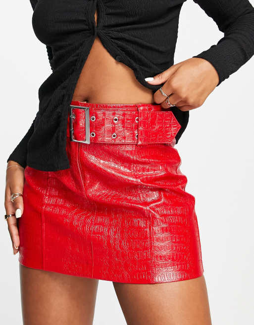 Miss Selfridge - Minigonna rossa a vita medio alta con cintura verniciata effetto coccodrillo