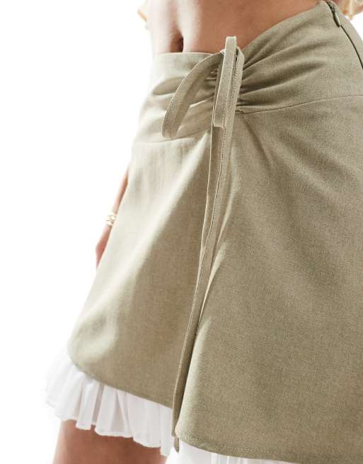 Miss Selfridge - Minigonna sartoriale color oliva con orlo con volant, 2 di 5