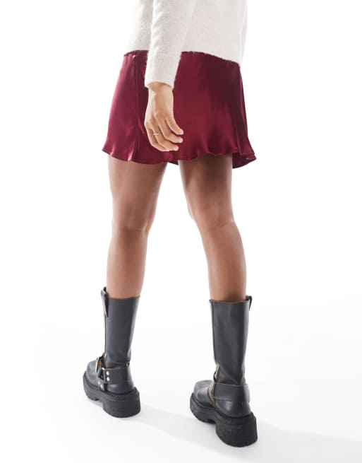 Miss Selfridge - Minigonna taglio sbieco in raso bordeaux con fiocco, 5 di 5