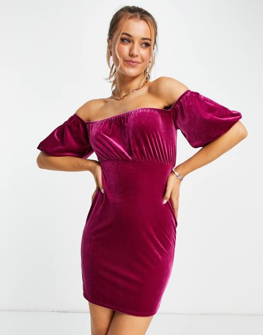 Miss Selfridge – Minikleid aus Samt in Rosa mit Bardot-Ausschnitt 