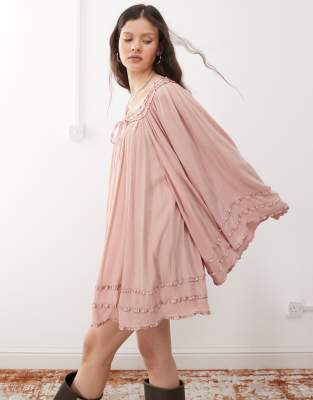 Miss Selfridge - Minikleid in Altrosa mit eckigem Ausschnitt und ausgestellten Ärmeln