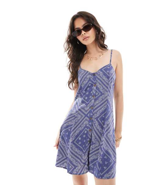 Miss Selfridge – Minikleid in Blau mit Halstuchprint, Knopfleiste und Taillenbindung - view 1