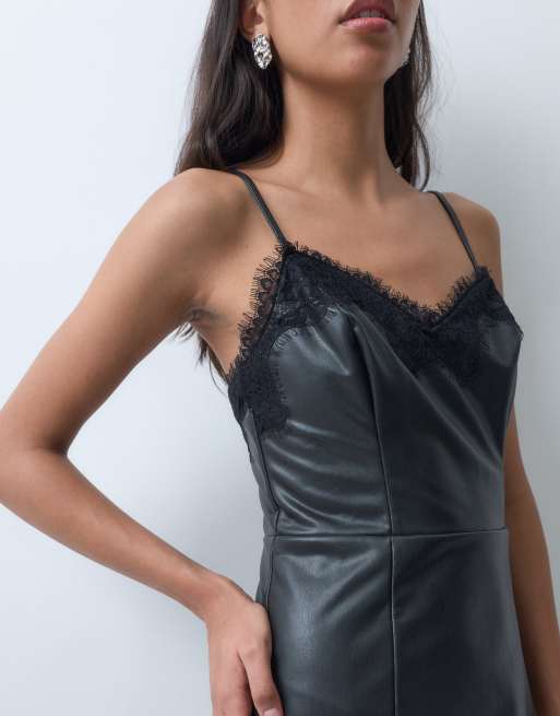 Miss Selfridge Minikleid in Lederoptik mit Spitzenbesatz in Schwarz, 3 von 4