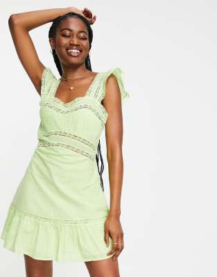 Miss Selfridge – Minikleid in Limettengrün mit Spitzeneinsatz und strukturiertem Punktemuster