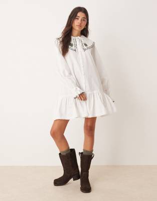 Miss Selfridge - Minikleid in Weiß mit besticktem Kragen