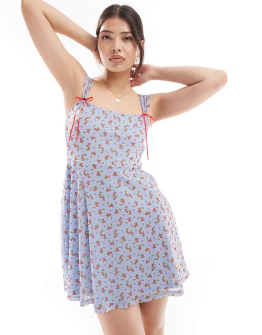 Miss Selfridge – Minikleid mit Erdbeer-Print und Schleifen
