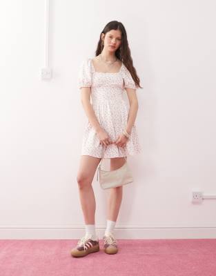 Miss Selfridge - Minikleid mit Milchmädchen-Dekolleté, Puffärmeln und Streublumen-Muster auf hellem Grund-Bunt