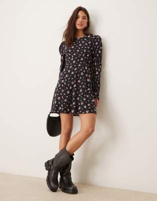 Miss Selfridge - Minikleid mit Passe-Detail und buntem Muster