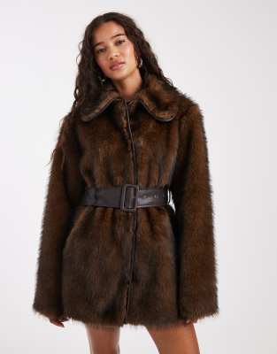 Miss Selfridge - Mittellanger Kunstpelz-Mantel in Braun mit Gürtel-Brown