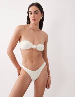 Miss Selfridge - Mix and Match - Bikinihose in Creme mit hohem Beinausschnitt und V-Bund vorne-Weiß