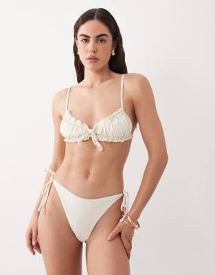 Miss Selfridge - Mix and Match - Seitlich geschnürte, hinten geraffte Bikinihose in Creme-Weiß