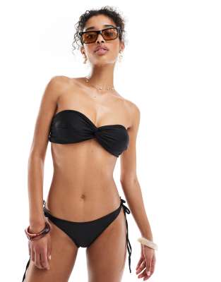 Miss Selfridge - Mix and Match - Trägerloses, verdrehtes Bikinioberteil in Schwarz