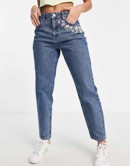 Miss Selfridge - Mom jeans met borduursels op de zak in mid-wash