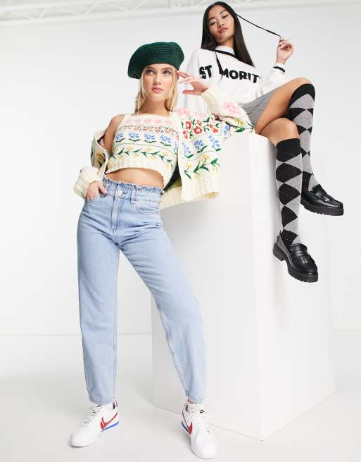 Miss Selfridge - Mom jeans met hoge taille en ruches langs de bovenrand in blauw met lichte wassing