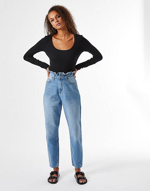 Miss Selfridge – Mom-Jeans mit Rüschendetail in Blau