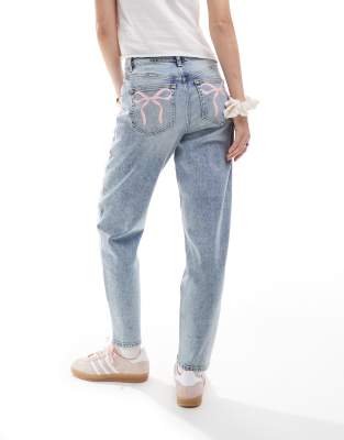 Miss Selfridge - Mom-Jeans mit Schleifendesign auf der Hosentasche-Blau