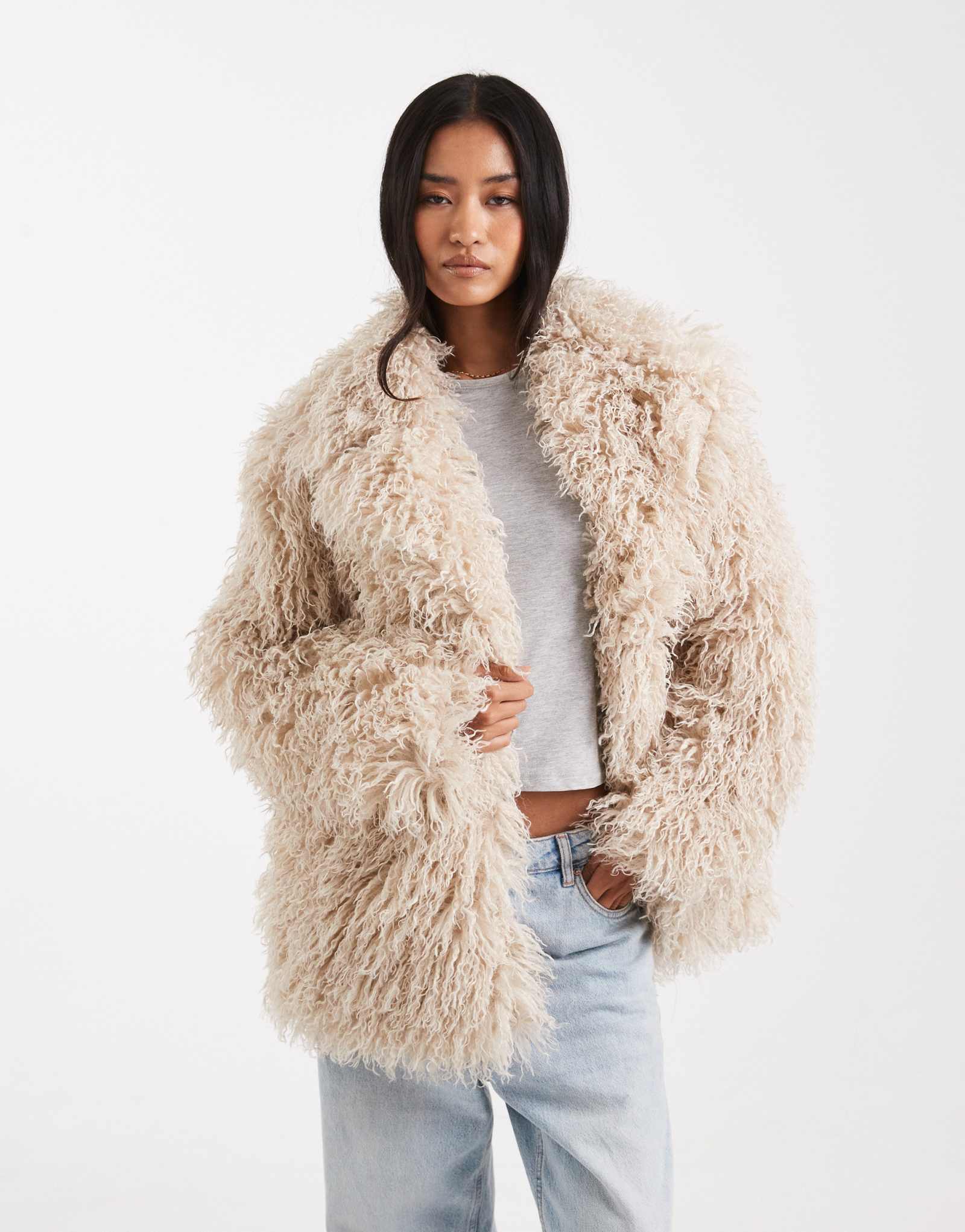 Оверсайз-пальто из монгольского искусственного меха мисс Селфридж цвета пахты