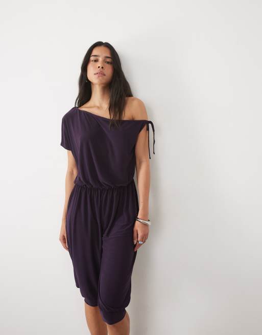 Miss Selfridge mono capri con hombros descubiertos en morado oscuro, 2 de 4