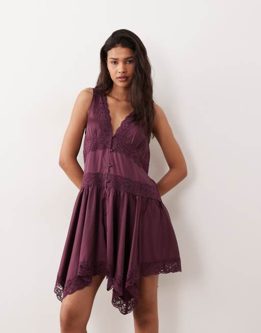 Miss Selfridge – Mörklila miniklänning i bohostil och satin med spetsinfällningar och ojämn fåll, 2 av 4