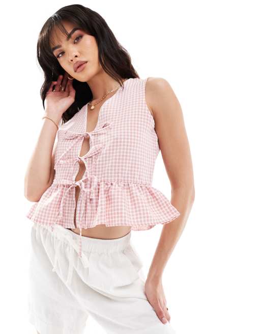 Miss Selfridge - Mouwloze top met gestrikte voorkant en gingham ruit in roze