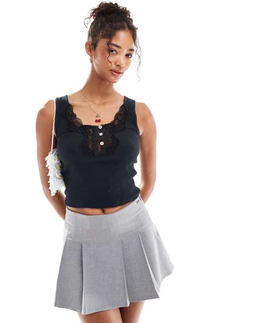 Miss Selfridge - Mouwloze top met kant en knoopjes in zwart