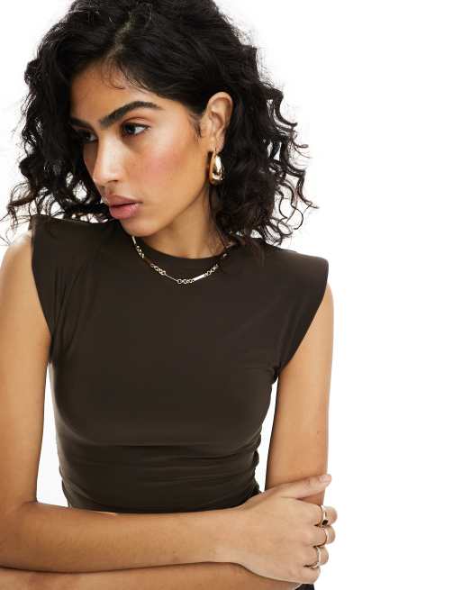 Miss Selfridge - Mouwloze top met structuur en gerimpelde zijkant in bruin