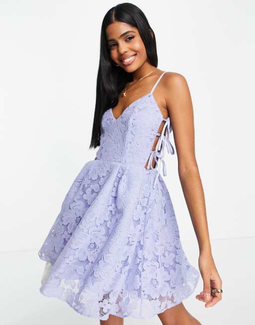 Miss Selfridge – Niebieska koronkowa sukienka mini na bal maturalny z wiązaniem po bokach 