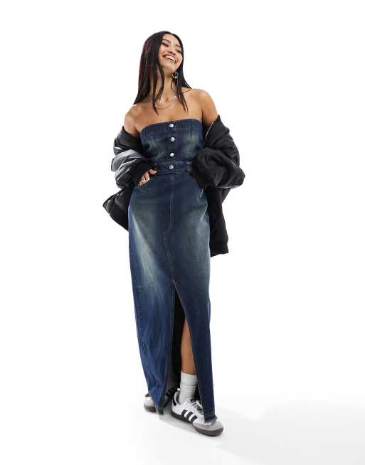 Miss Selfridge – Niebieska sukienka jeansowa maxi z dekoltem bandeau, zapięciem na guziki i efektem przybrudzenia