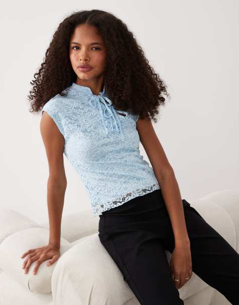 Miss Selfridge – Niebieski koronkowy top ze stójką i wiązaniem - view 1