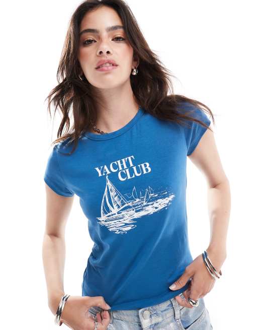 Miss Selfridge – Niebieski przylegający T-shirt z nadrukiem i napisem „Yacht Club”
