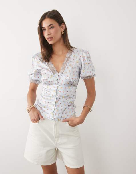 Miss Selfridge – Niebieski satynowy top w kwiatowy wzór z koronkowym wykończeniem - view 1