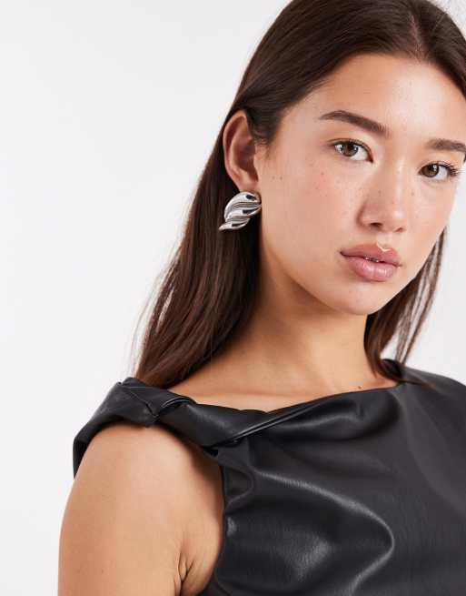 Miss Selfridge – Oberteil aus Kunstleder in Schwarz mit verdrehtem Träger, 2 von 4