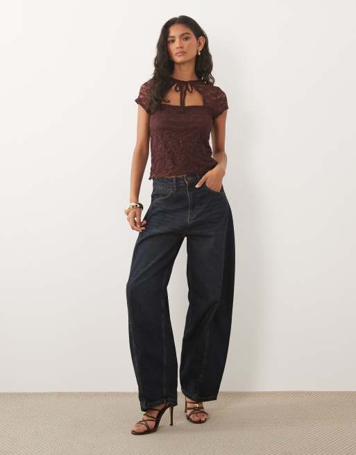 Miss Selfridge – Oberteil aus Spitze in Schokobraun mit Bindedetail am Ausschnitt, 2 von 4