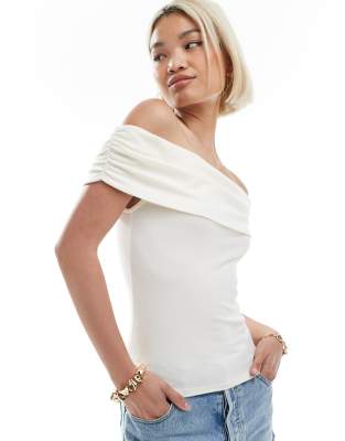 Miss Selfridge - Oberteil in Creme mit umgeschlagenem Carmen-Ausschnitt-Weiß