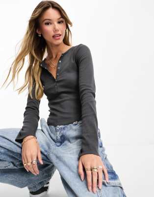 Miss Selfridge - Oberteil in Grau mit U-Ausschnitt vorne und Druckknopfleiste