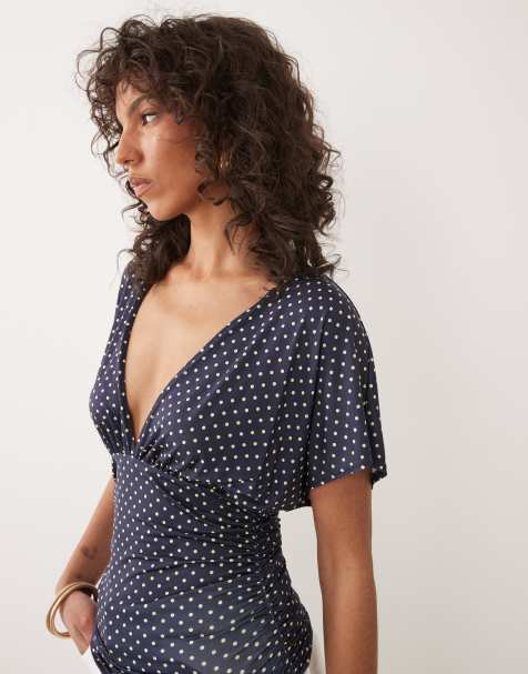 Miss Selfridge – Oberteil in Marineblau mit V-Ausschnitt und Polka Dots - view 1