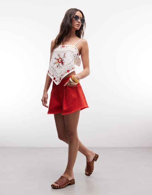 Miss Selfridge – Oberteil in Weiß mit Stickerei und Zipfelsaum, 4 von 4