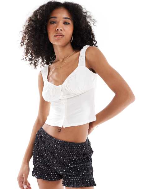 Miss Selfridge – Oberteil mit Milchmädchen-Ausschnitt und Knopfdetail - view 1