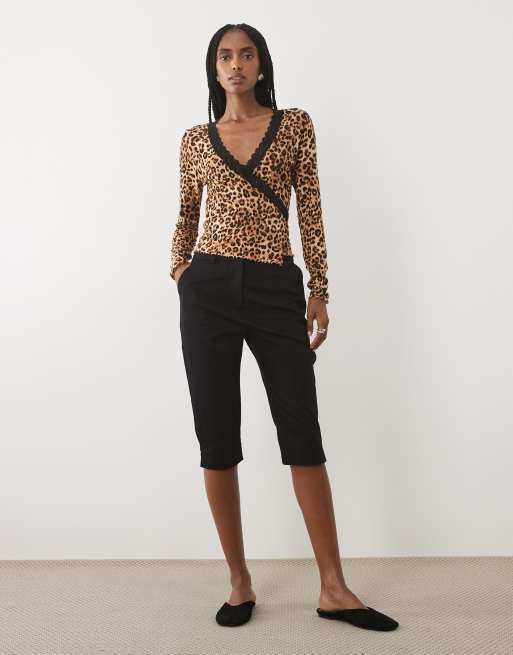 Miss Selfridge Oberteil mit Spitzenbesatz und Wickeloptik im Leopardenmuster, 2 von 4