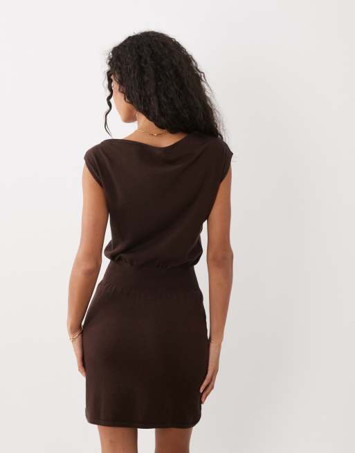 Miss Selfridge offshoulder-kjole i chokolade med broche-detalje, 4 af 4