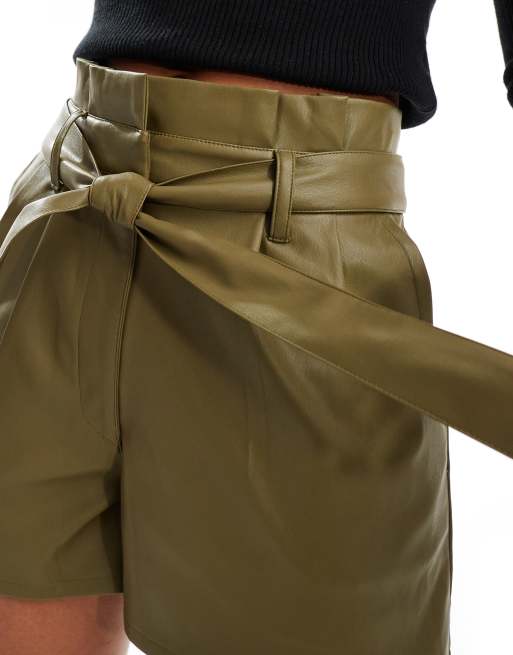 Miss Selfridge – Olivgröna shorts i läderimitation med hjärtformad ficka, 3 av 5