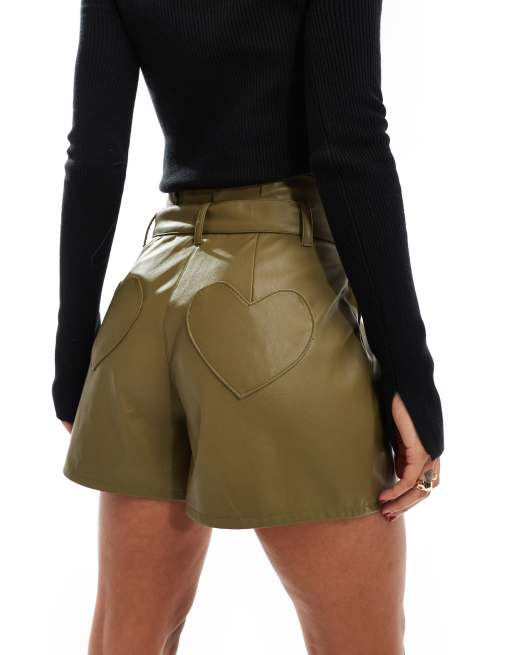 Miss Selfridge – Olivgröna shorts i läderimitation med hjärtformad ficka, 4 av 5