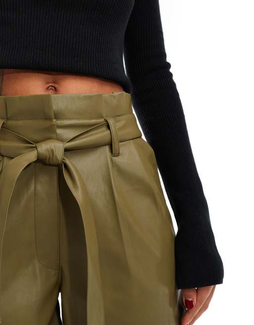 Miss Selfridge – Olivgröna shorts i läderimitation med hjärtformad ficka, 5 av 5