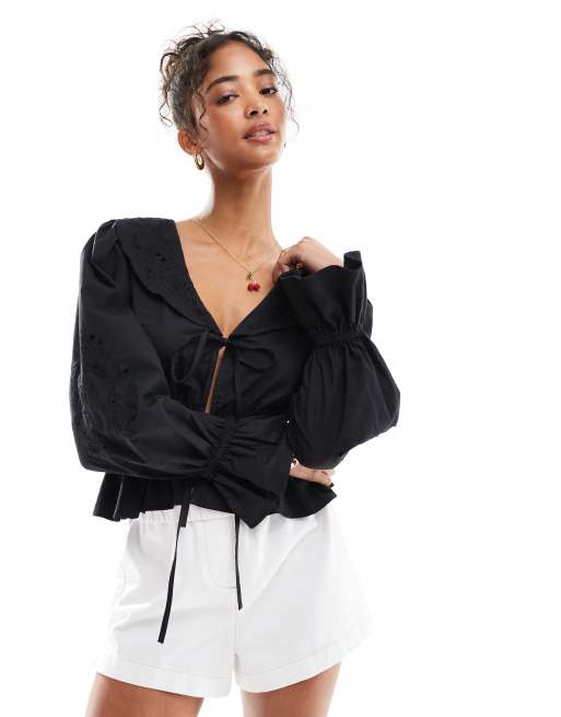 Miss Selfridge - Opengewerkte blouse van popeline met gestrikte voorkant in zwart