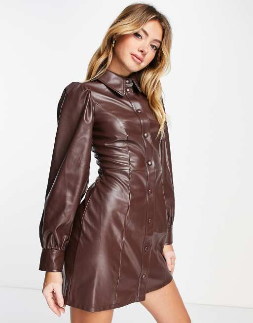 Miss Selfridge - Overhemdjurk van imitatieleer met lange mouwen in chocoladebruin