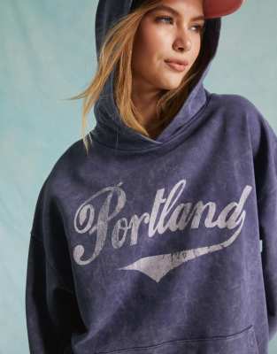 Miss Selfridge – Oversize-Kapuzenpullover in verwaschenem Indigoblau mit „Portland“-Grafikprint