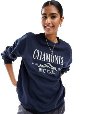 Miss Selfridge - Oversize-Ski-Sweatshirt in Marineblau mit „Chamonix"-Stickerei