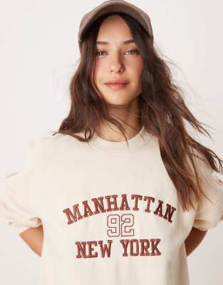 Miss Selfridge - Oversize-Sweatshirt in Ecru mit „Manhattan"-Logo-Keine Farbe