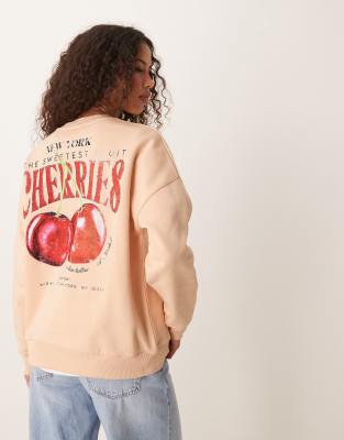 Miss Selfridge - Oversize-Sweatshirt mit Kirschprint auf dem Rücken-Neutral